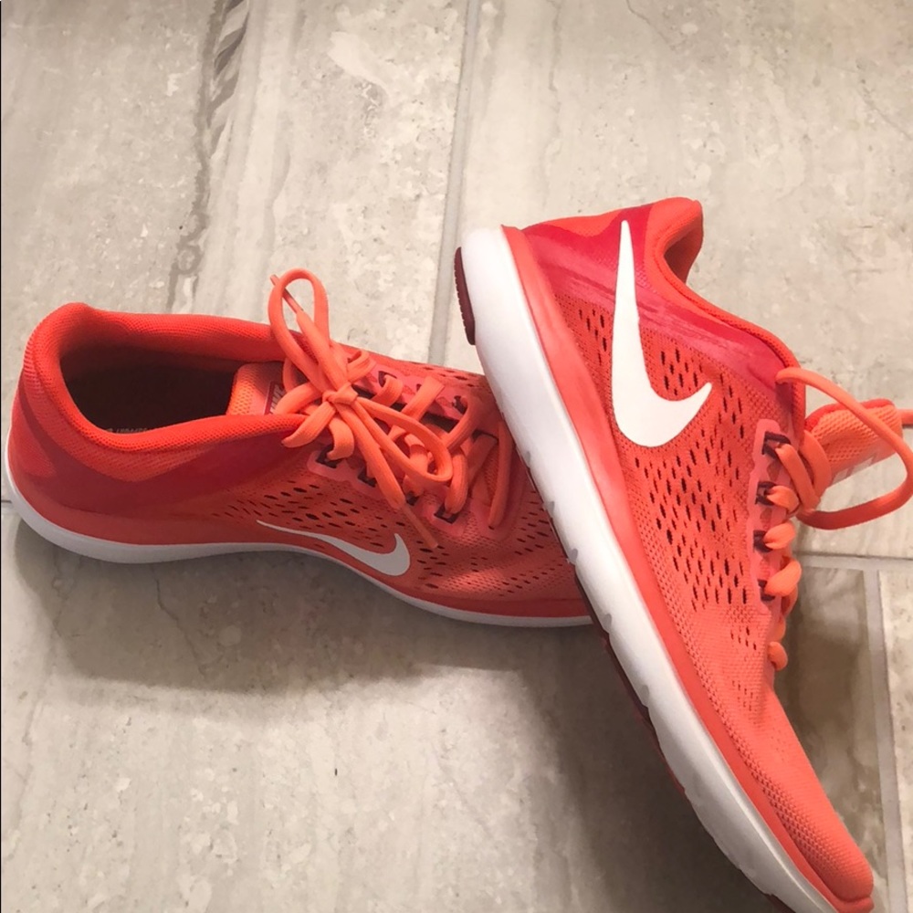 Brand new - Coral colored Nike sneakers💥